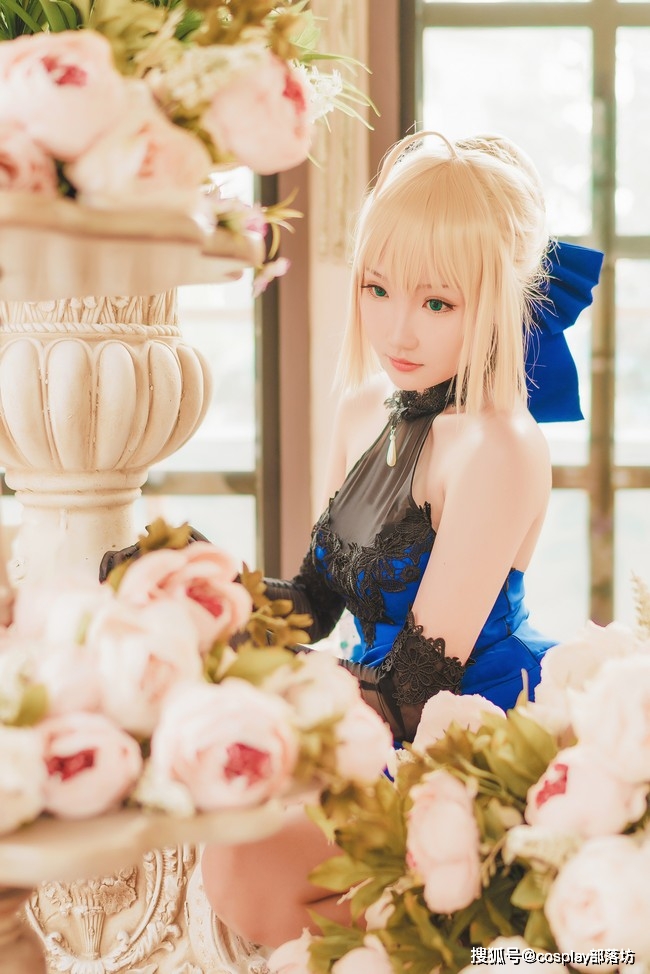 cos:蓝色修身礼服,让saber此刻变成了一颗璀璨之星
