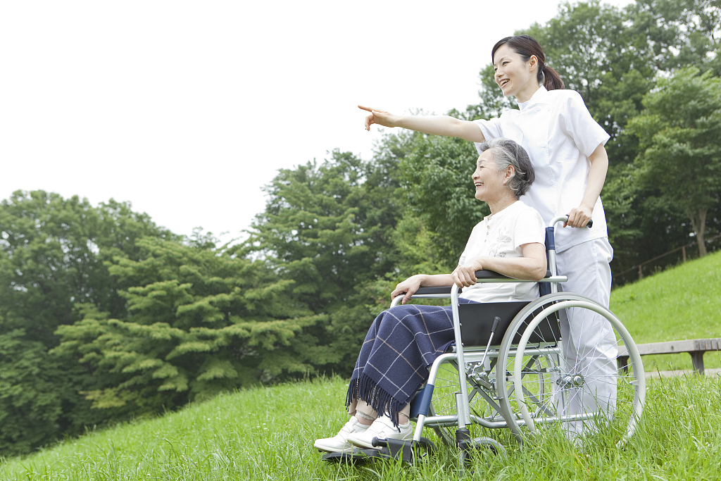 73岁奶奶自述，儿子赡养4个老人，再也没见过他的笑容