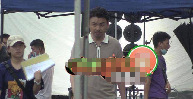 原创极限男团不和?贾乃亮满面愁容心情差,雷佳音片场吸烟面色凝重