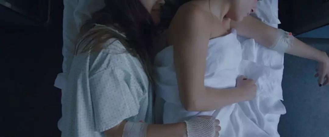 冷门佳片《形影不离》,连体姐妹卖唱卖身,这是一曲少女成长的挽歌