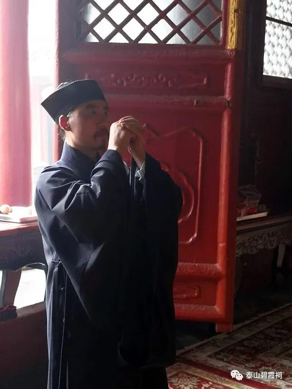 为祝福广大考生满怀信心,备战高考,泰山碧霞祠住持张诚达道长率众登殿