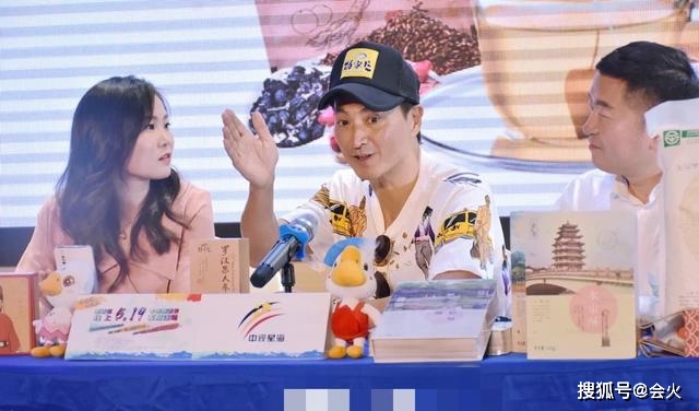最帅“展昭”何家劲61岁仍未婚,卖海苔身家过亿