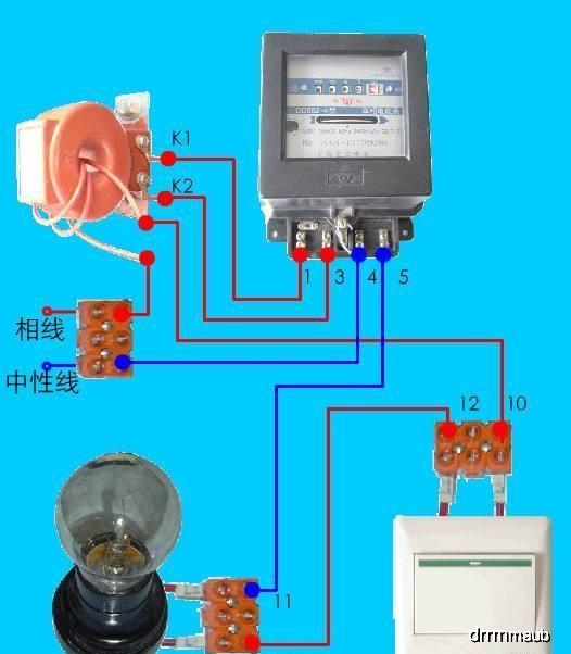 上图所示的是单相电度表既使用电流互感器又使用电压互感器的接法.