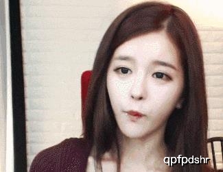 原创搞笑gif趣图:大师,你这样写字的话,头发很快就没了