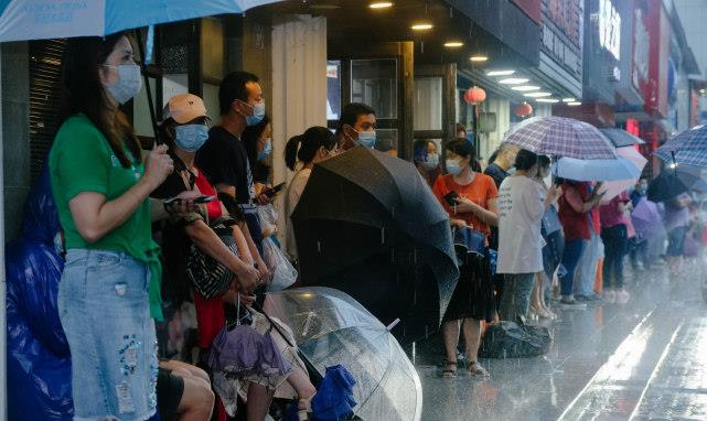 武汉家长暴雨中送考画面令人泪目口罩旗袍天团亮相为孩子加油