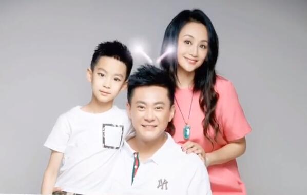 曹颖老公49岁生日不愿出镜，儿子机智放全家福，