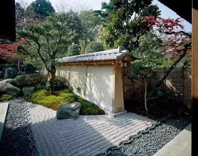 结合了古典优雅与现代舒适感,以及日式外部庭院和内部庭院景观设计,并