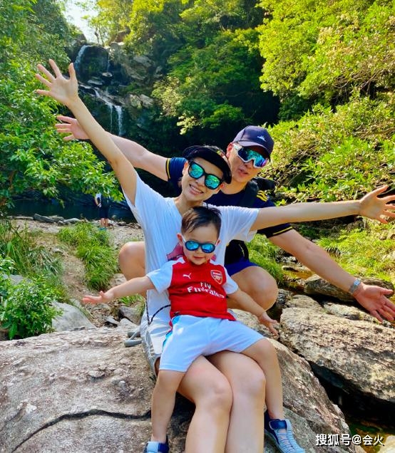 老态|原创胡杏儿带老公儿子外出游玩,素颜出镜显老态,产后发际线后移严重