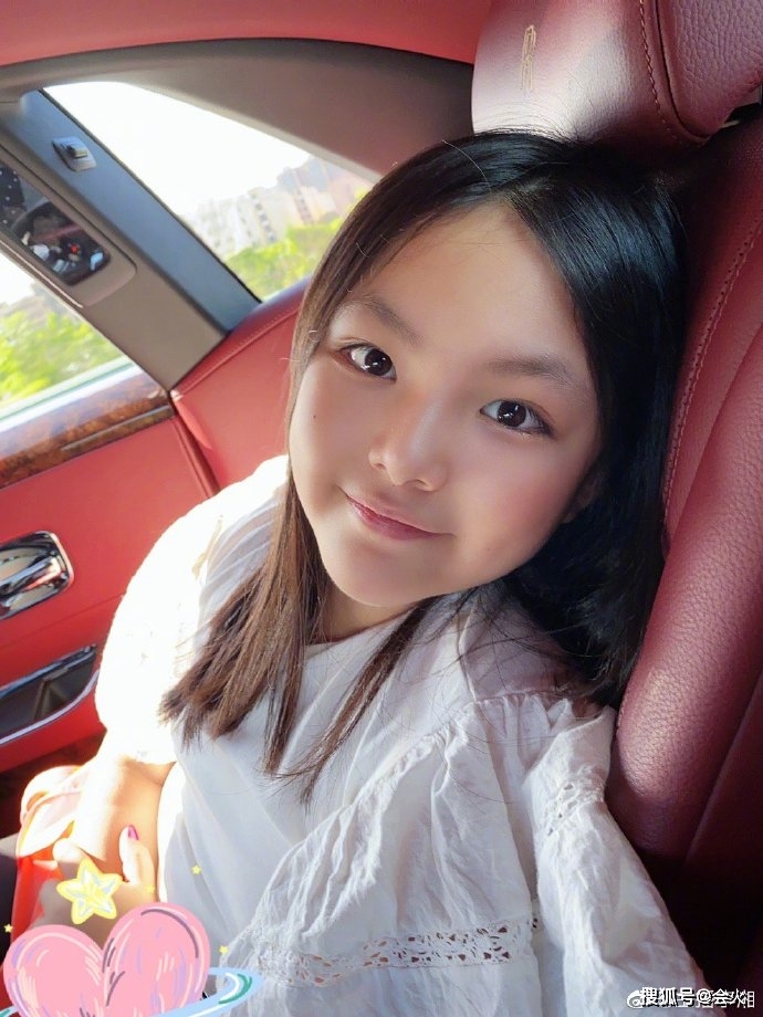李湘|王诗龄晒视频尖下巴惹眼，打扮朴素不见大牌，口齿清晰被夸像李湘