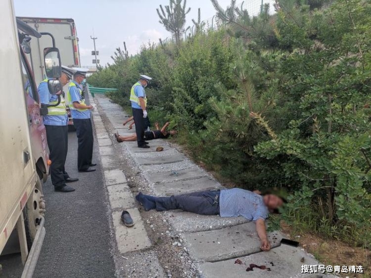 因生意纠纷!青岛俩水果商贩在高速路上停车打