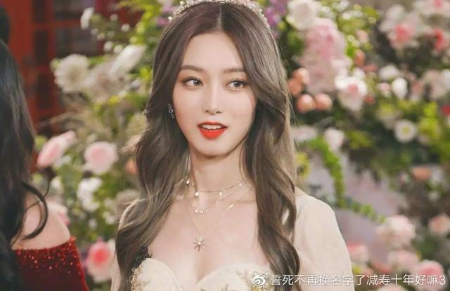 孔雪儿穿露脐装舞动又美又飒！白皙肌肤娇嫩魔