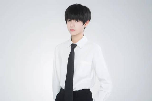 时代峰峻老板发两位14岁练习生裸上身相拥睡觉视频,未