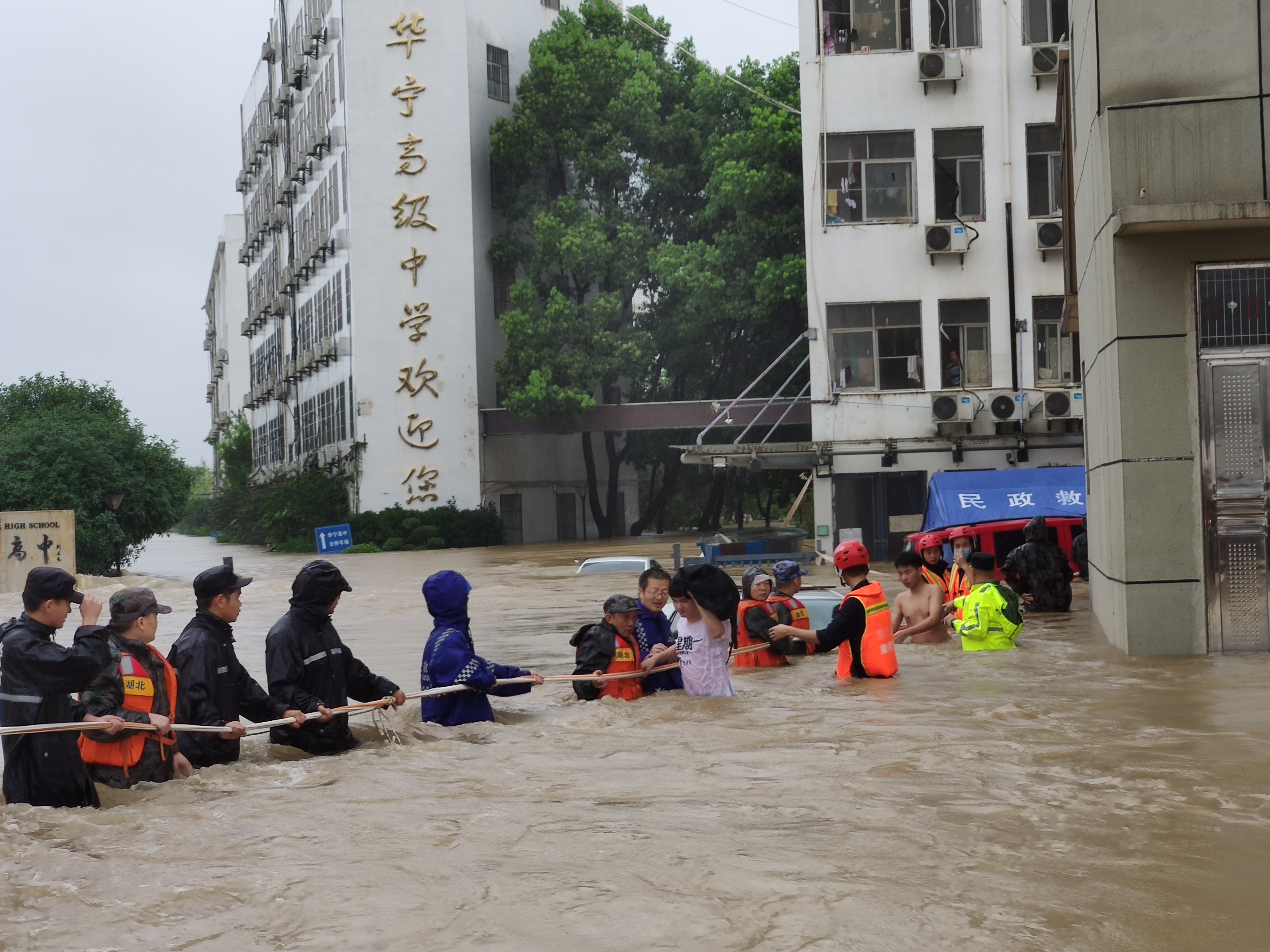 凌晨四点左右黄梅县华宁高中校内积水达到一米多深,有576名参加今年