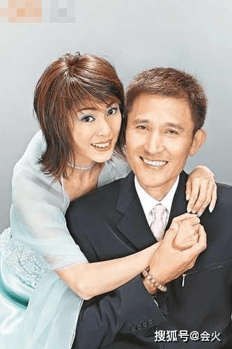 活力|原创65岁米雪晒近照，与周润发爬山活力满满状态好，皮肤黝黑笑容灿烂