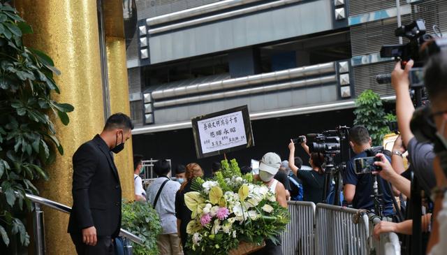 赌王丧礼各房太太与子女们到场，个个神情肃穆