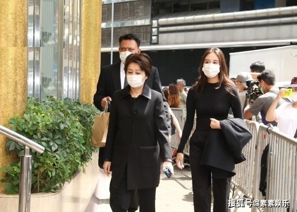 『霍启刚』霍震霆一脸悲伤露面霍氏家族拜祭赌王:霍启刚带郭晶晶现身