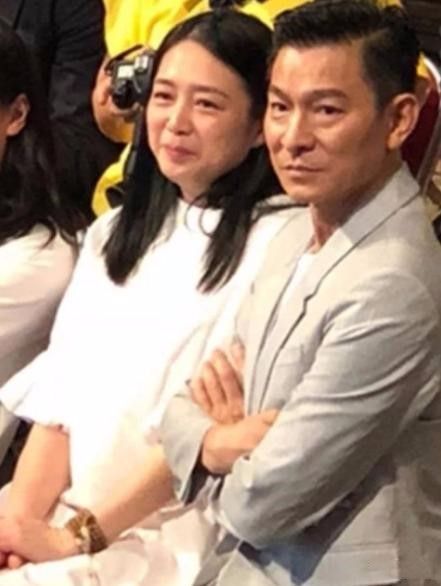 镜头|原创刘德华老婆不年轻了，但素颜都那么清秀，真实面对镜头不怕拍！