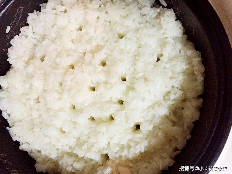 蒸米饭时,米夹生怎么办?大厨教你5个小技巧,米饭喷香不浪费