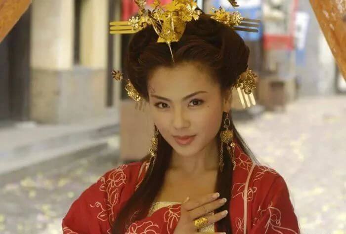 而进入演艺圈,在这部电视剧中刘涛饰演的是三媳妇胡幸子