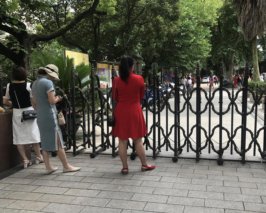 家长为孩子高考临时封路？贵阳一小区部分业主