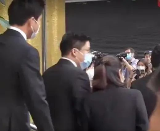 霍家多人祭拜赌王,郭晶晶霍启刚神情严肃,霍启山紧跟哥嫂像保镖