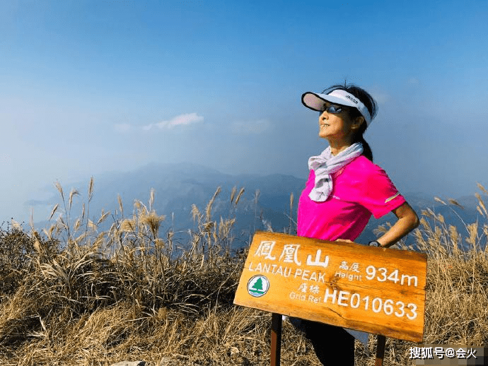 活力|原创65岁米雪晒近照，与周润发爬山活力满满状态好，皮肤黝黑笑容灿烂