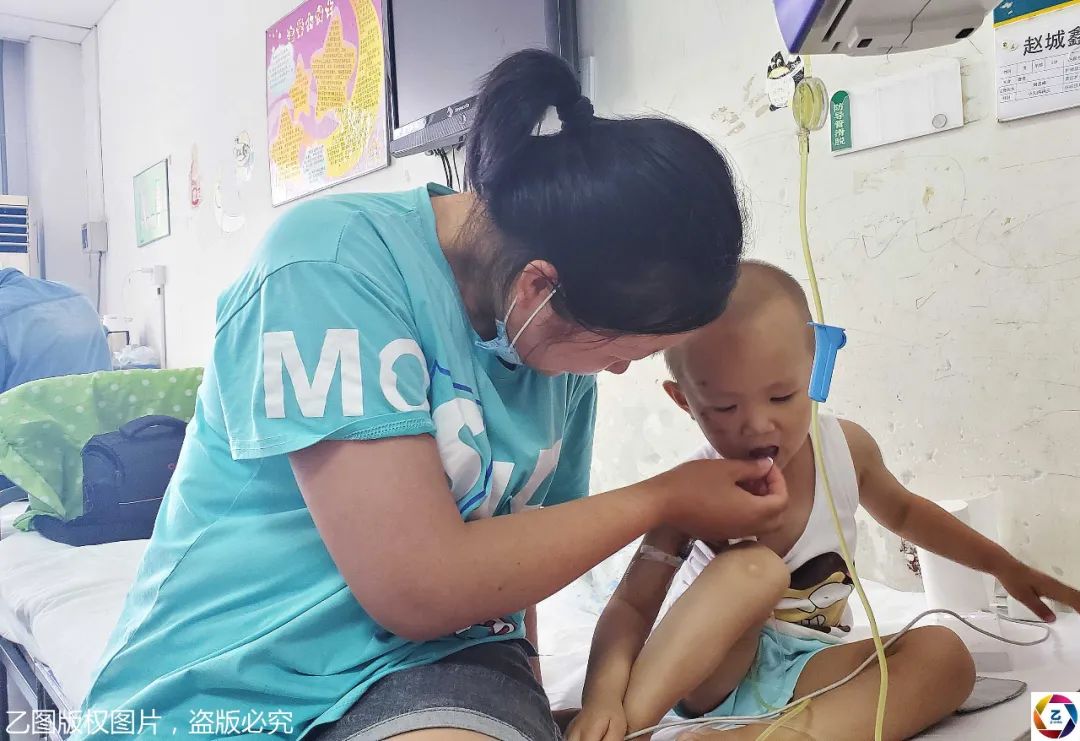 高温酷暑，小伙每天在工地高空作业超过10小时，