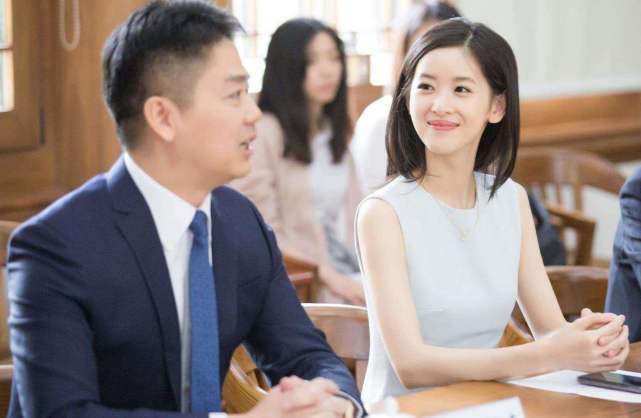 章泽天赞邓文迪是独立女强人，却遭网友嘲讽，