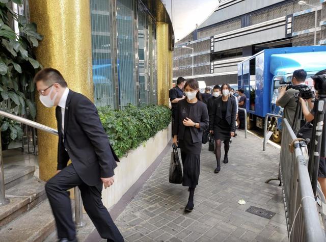 赌王丧礼各房太太与子女们到场，个个神情肃穆