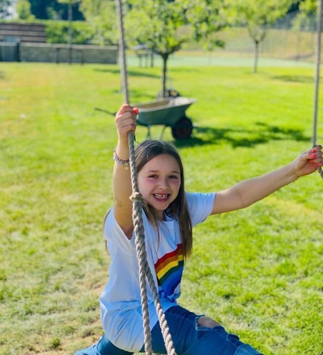 衣服|贝克汉姆女儿9岁生日！小七穿中国红学书法，老爸的字写得真不赖