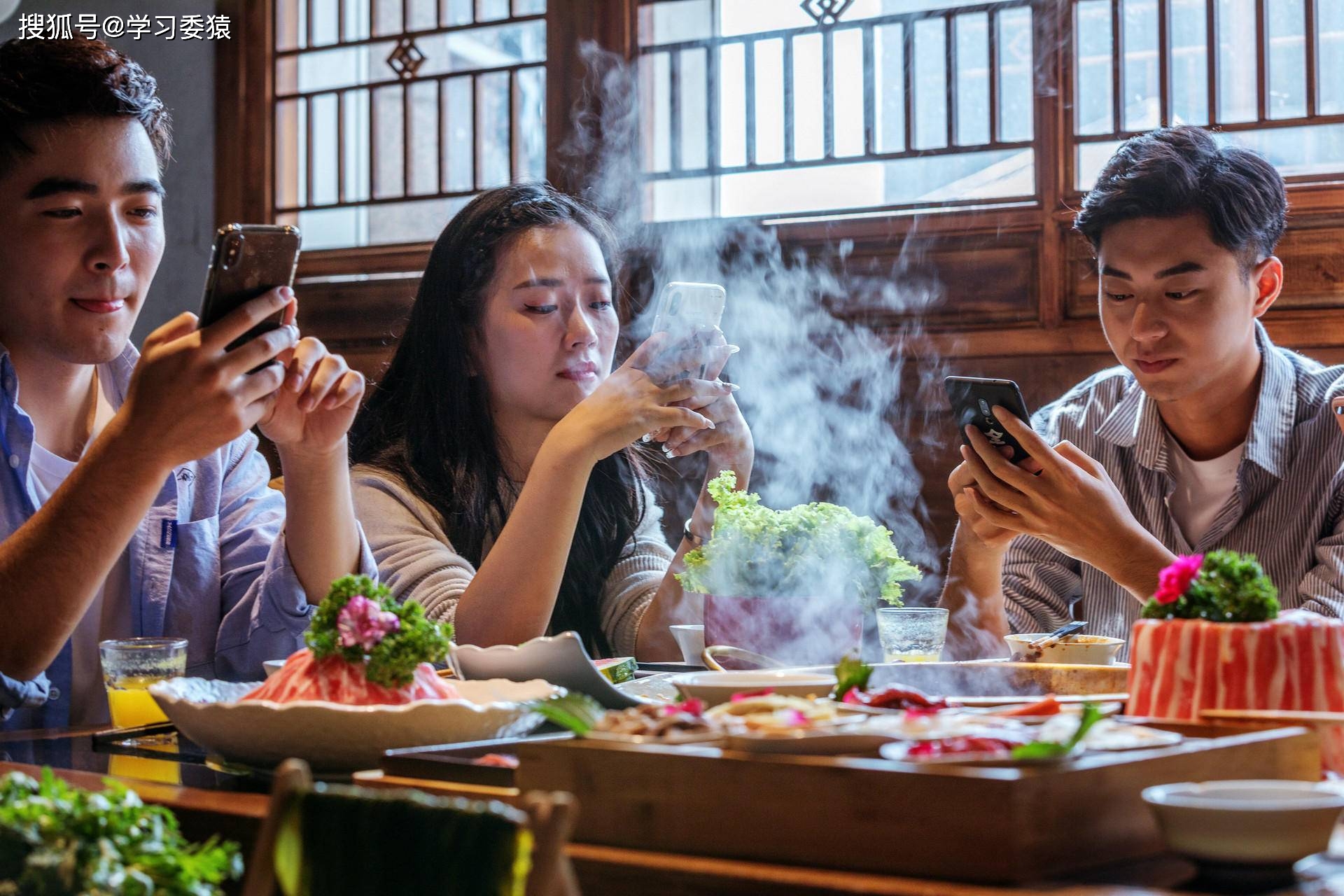 原创"杯满为礼,酒满敬人:懂这些饭局礼节的人,不用开口被人高看