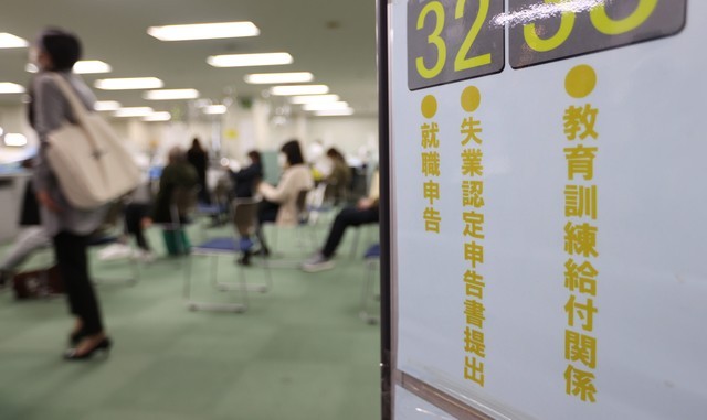 疫情致失业人口剧增_抗击疫情致英雄手抄报