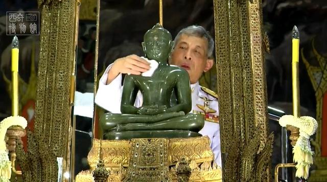 苏提达|68岁泰王玛哈总算撇下20名女护卫从德国回泰，王后穿绿裙迎接