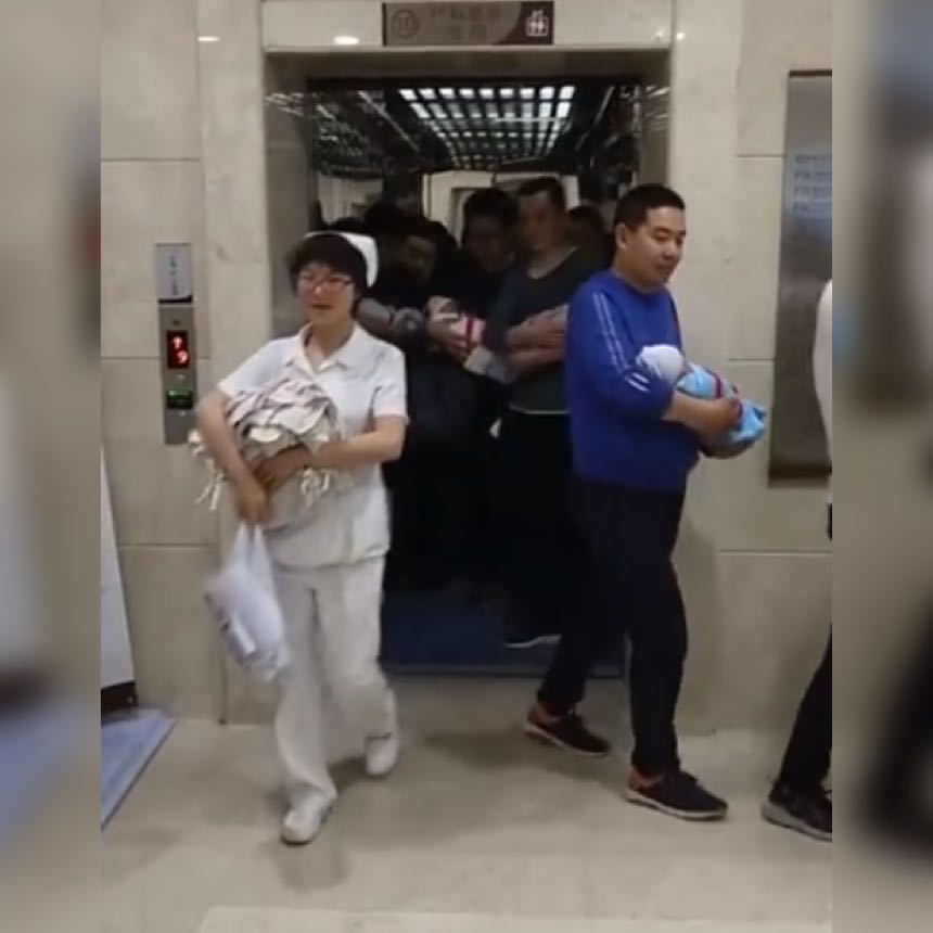 原创“百态奶爸图”火了，爸爸们抱着宝宝出产房，真是几家欢乐几家愁