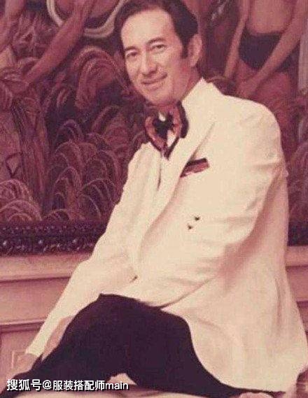 瞩目|汪明荃晒照悼念赌王，赌王穿运动装长腿瞩目，举剪刀手拍照太可爱