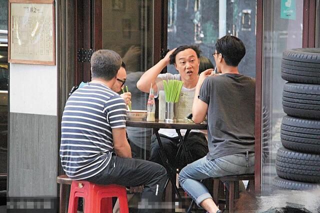 网友平价面馆偶遇陈奕迅，陈奕迅戴口罩等餐，