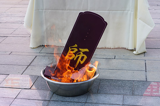 消息资讯|惊！四川一高校烧掉了教师的“神牌”