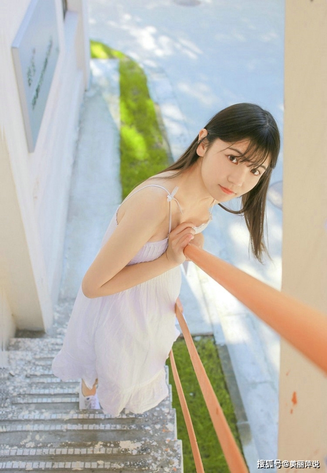 跳跃着清纯阳光美少女活泼俏皮可爱唯美户外写真