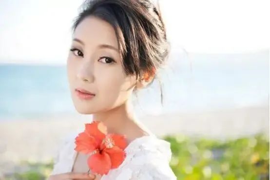 养三娃、欠5.3亿、限制出境，昔日阔太如何就活