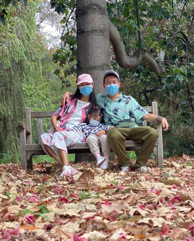 大赞|原创陈冠希直播满脸痣颜值下跌，大赞秦舒培很美女儿很乖，家庭幸福