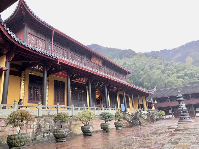 浙江宁波最著名的千年古寺,被奉为日本佛教的祖庭,还