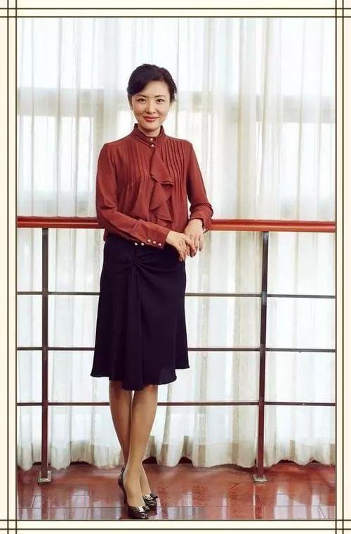 连衣裙|五六十岁妈妈穿衣如何避免大妈感？跟着张凯丽周涛穿，优雅端庄