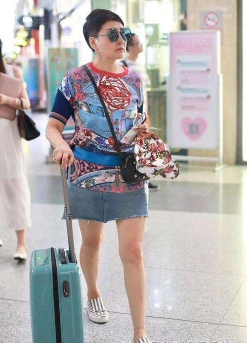 连衣裙|五六十岁妈妈穿衣如何避免大妈感？跟着张凯丽周涛穿，优雅端庄