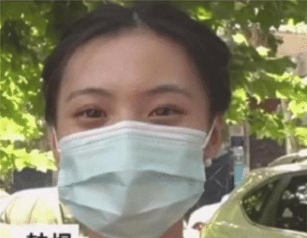 高三班主任穿旗袍陪考,摘下口罩的那一刻,大家都心动了! 高三班主任穿旗袍陪考,摘下口罩的那一刻,大家都心动了!