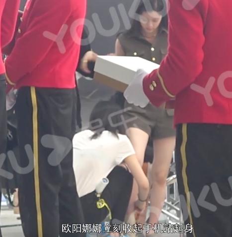 当红小花私下竟是这样？两位助理侍候左右，帮