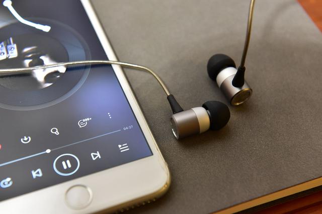 耳机|耳机能听音箱的感觉么？两款箱子味十足的耳机横评找答案