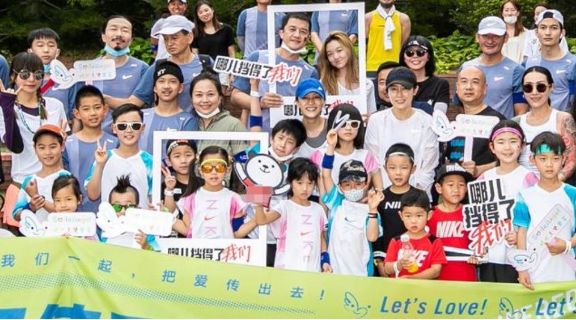 王菲14岁女儿近照，“兔唇”女孩如今笑容甜美自