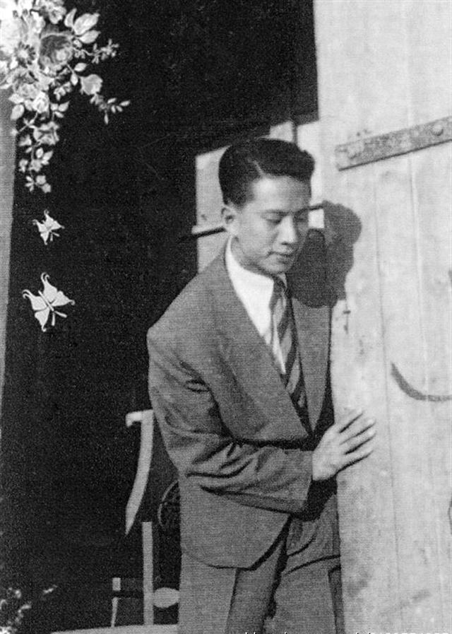 1920年,冯喆出生于天津一个书香门第之家,从小就接