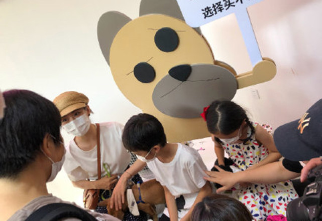 孙俪带儿女久违露面,等等“暴风抽高”到妈妈肩膀