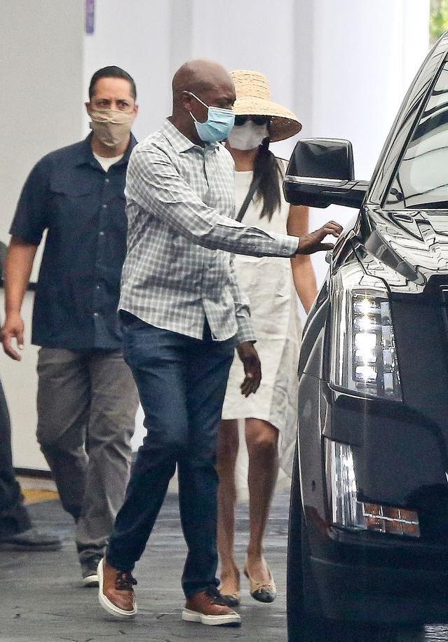 亚麻|梅根时隔几个月现身啦！亚麻白裙皱巴巴显廉价，开平价车看着可怜